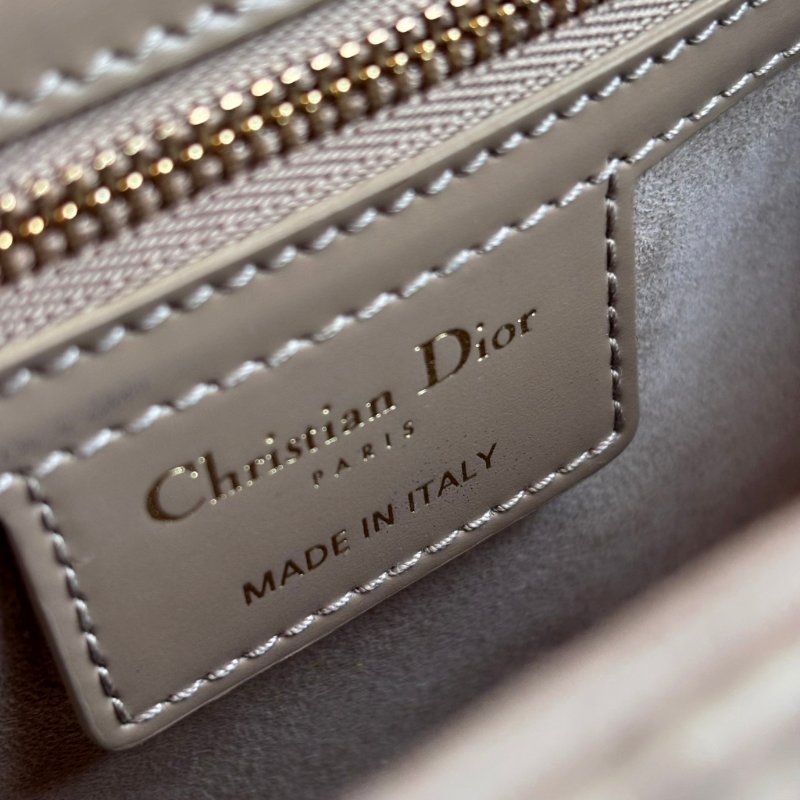 ::CHRISTIAN DIOR:: DiorCamp 奶茶色皮革黛妃雙釦掀蓋橫式郵差包-16