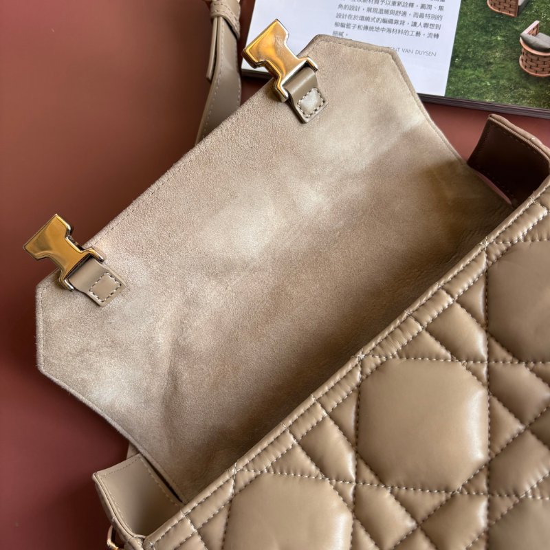 ::CHRISTIAN DIOR:: DiorCamp 奶茶色皮革黛妃雙釦掀蓋橫式郵差包-17