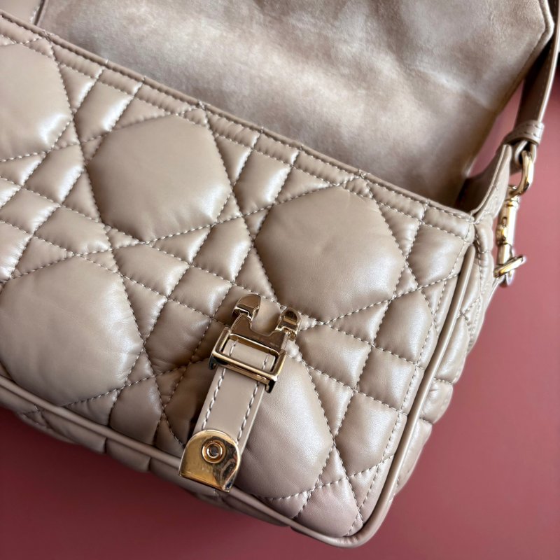 ::CHRISTIAN DIOR:: DiorCamp 奶茶色皮革黛妃雙釦掀蓋橫式郵差包-18