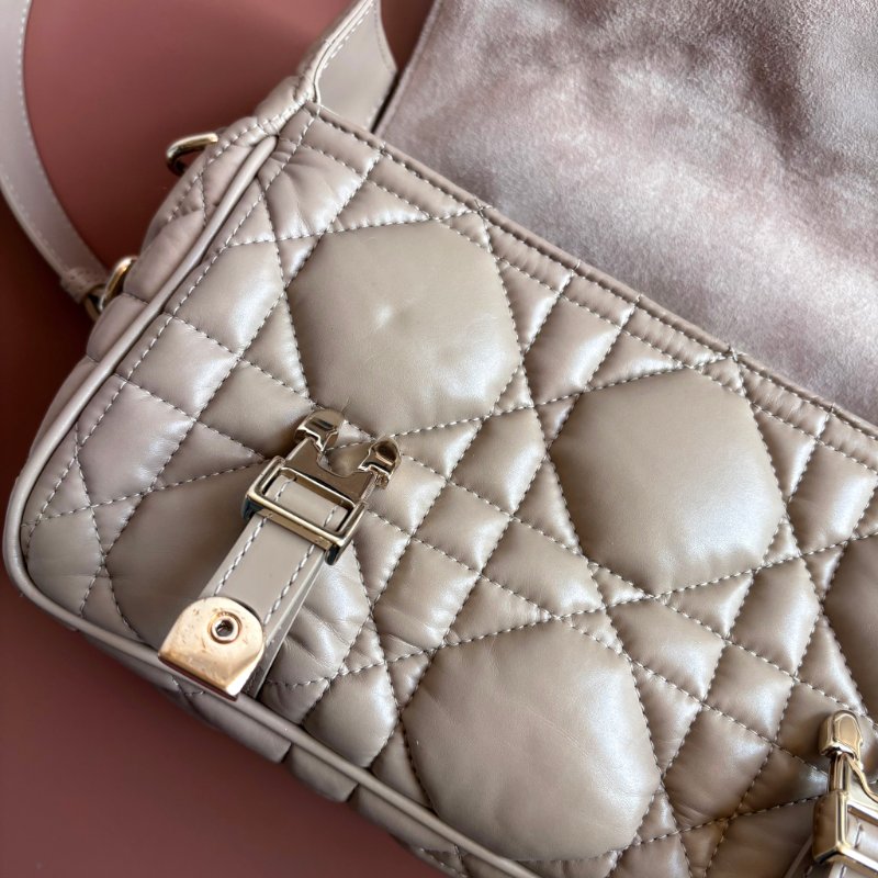 ::CHRISTIAN DIOR:: DiorCamp 奶茶色皮革黛妃雙釦掀蓋橫式郵差包-19