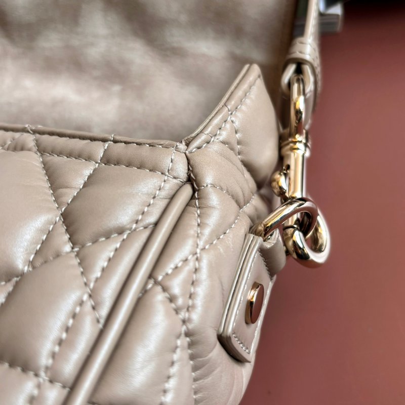 ::CHRISTIAN DIOR:: DiorCamp 奶茶色皮革黛妃雙釦掀蓋橫式郵差包-20