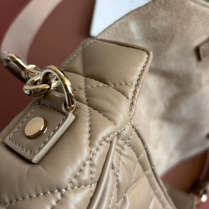 ::CHRISTIAN DIOR:: DiorCamp 奶茶色皮革黛妃雙釦掀蓋橫式郵差包-21