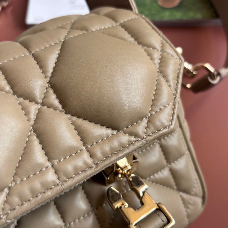 ::CHRISTIAN DIOR:: DiorCamp 奶茶色皮革黛妃雙釦掀蓋橫式郵差包-22