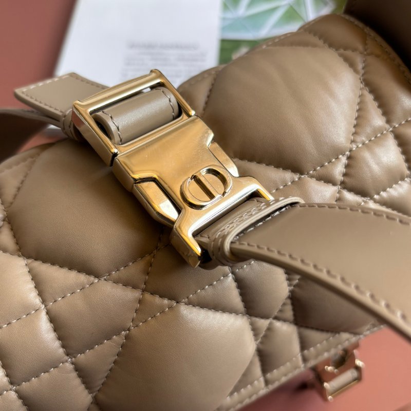 ::CHRISTIAN DIOR:: DiorCamp 奶茶色皮革黛妃雙釦掀蓋橫式郵差包-25