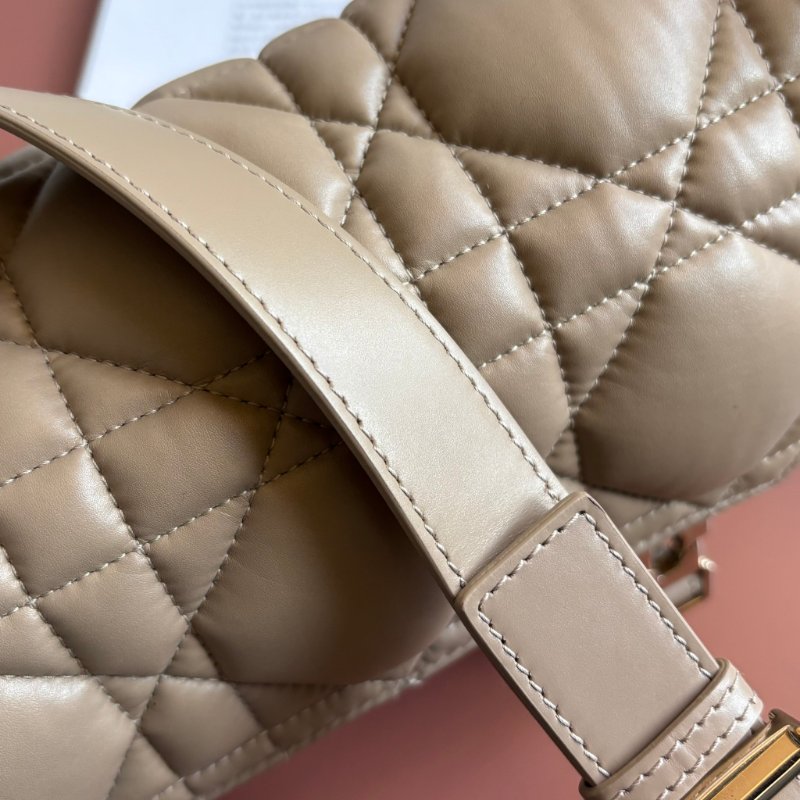 ::CHRISTIAN DIOR:: DiorCamp 奶茶色皮革黛妃雙釦掀蓋橫式郵差包-26