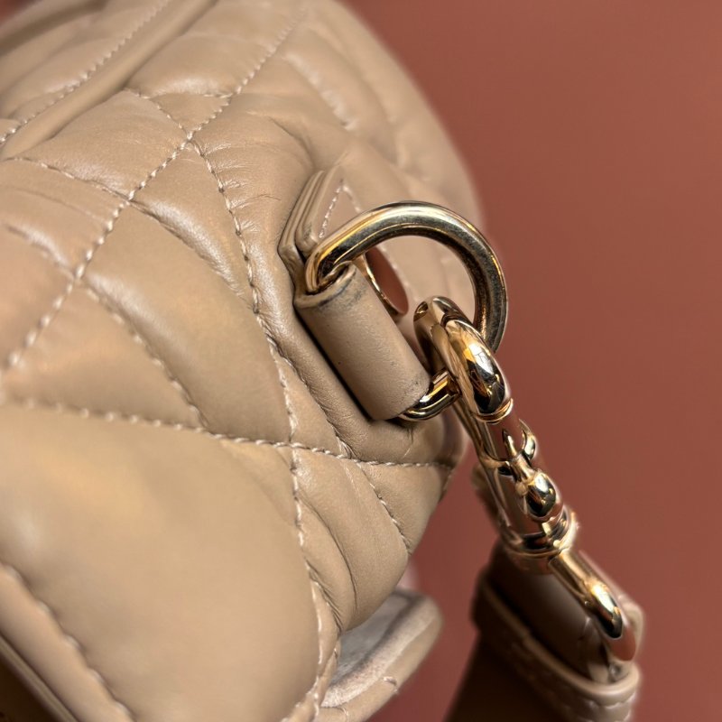 ::CHRISTIAN DIOR:: DiorCamp 奶茶色皮革黛妃雙釦掀蓋橫式郵差包-30