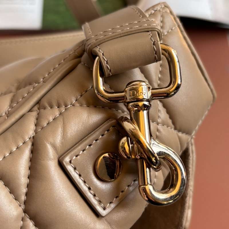 ::CHRISTIAN DIOR:: DiorCamp 奶茶色皮革黛妃雙釦掀蓋橫式郵差包-33