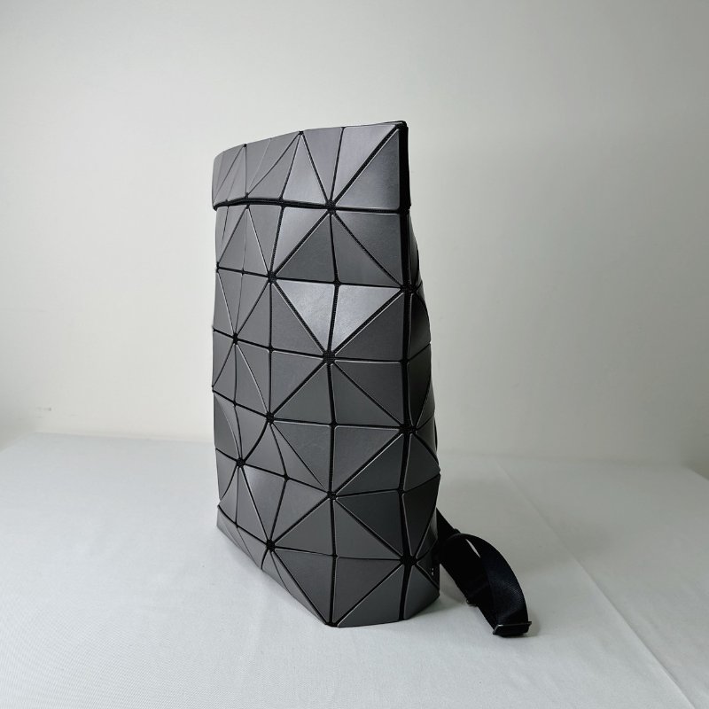 BAOBAO 三宅一生BLOCKY霧面炭灰後背包-2