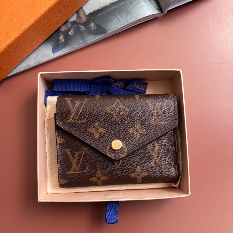 ::LOUIS VUITTON:: LV M62472 Victorine經典花紋內咖色皮革三折短夾-0