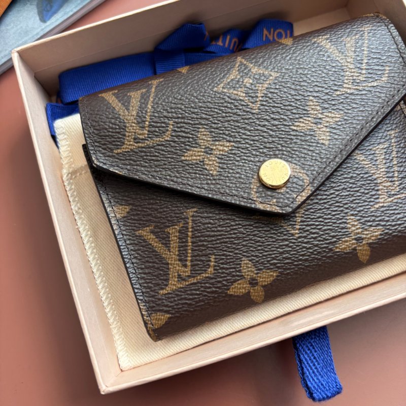 ::LOUIS VUITTON:: LV M62472 Victorine經典花紋內咖色皮革三折短夾-1