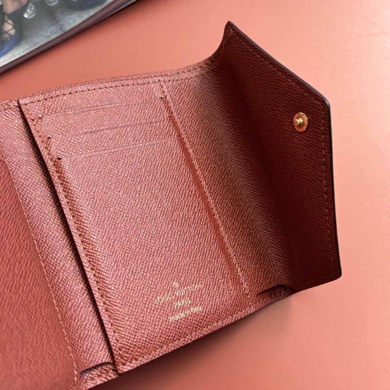 ::LOUIS VUITTON:: LV M62472 Victorine經典花紋內咖色皮革三折短夾-9