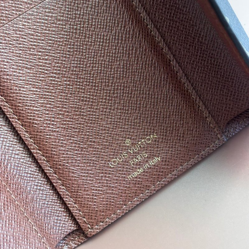 ::LOUIS VUITTON:: LV M62472 Victorine經典花紋內咖色皮革三折短夾-17