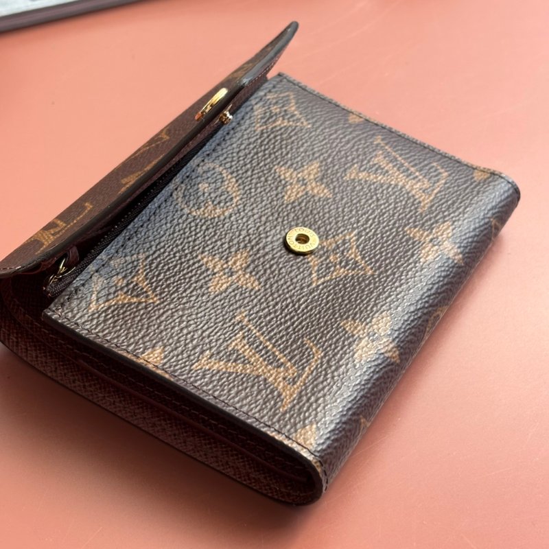 ::LOUIS VUITTON:: LV M62472 Victorine經典花紋內咖色皮革三折短夾-18