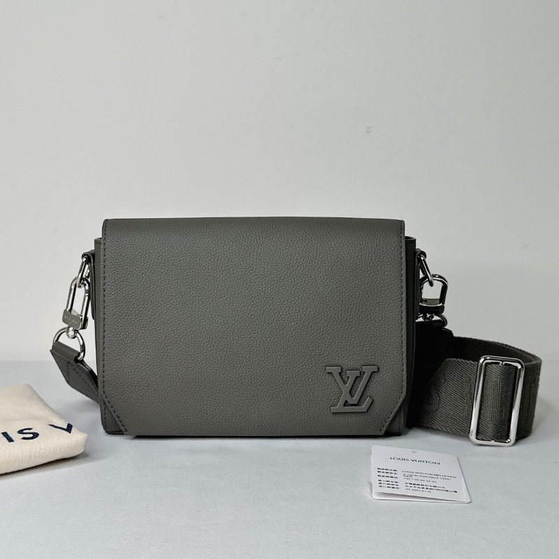 LV Takeoff小款粒面牛皮郵差包-0