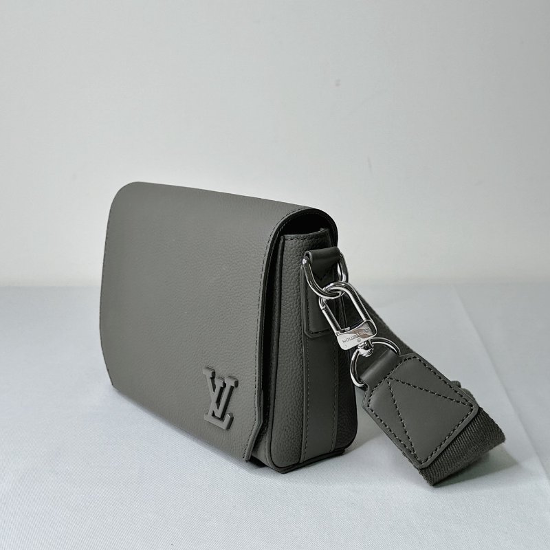 LV Takeoff小款粒面牛皮郵差包-2