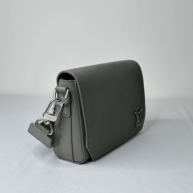 LV Takeoff小款粒面牛皮郵差包-3