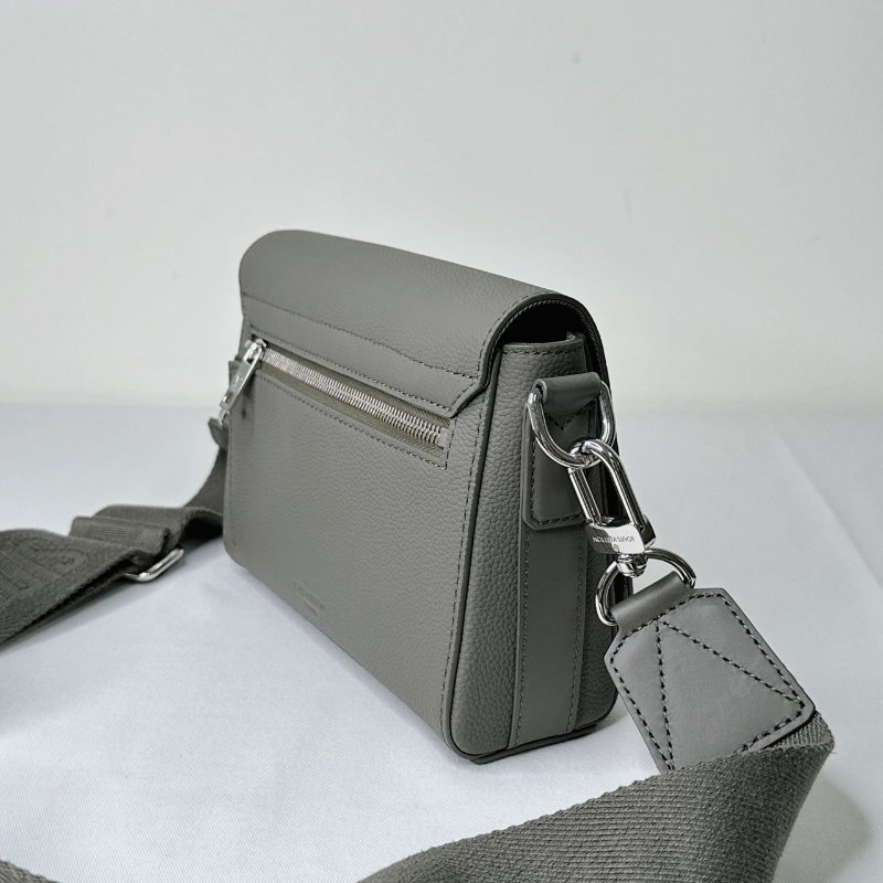 LV Takeoff小款粒面牛皮郵差包-4