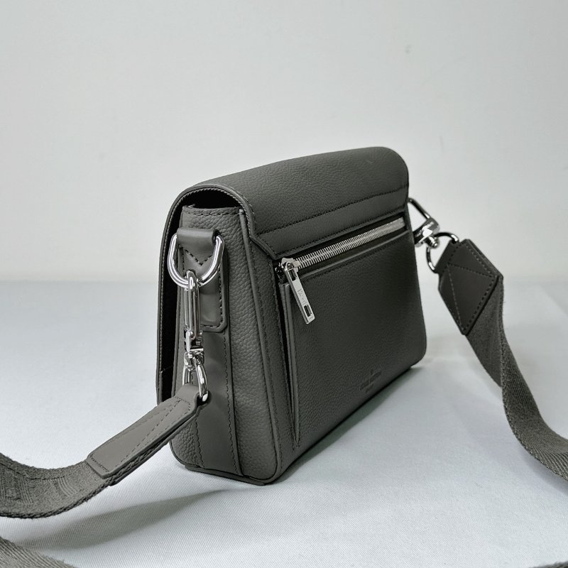 LV Takeoff小款粒面牛皮郵差包-5