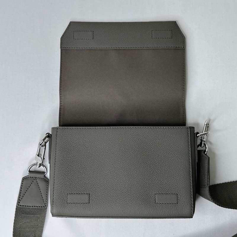 LV Takeoff小款粒面牛皮郵差包-6