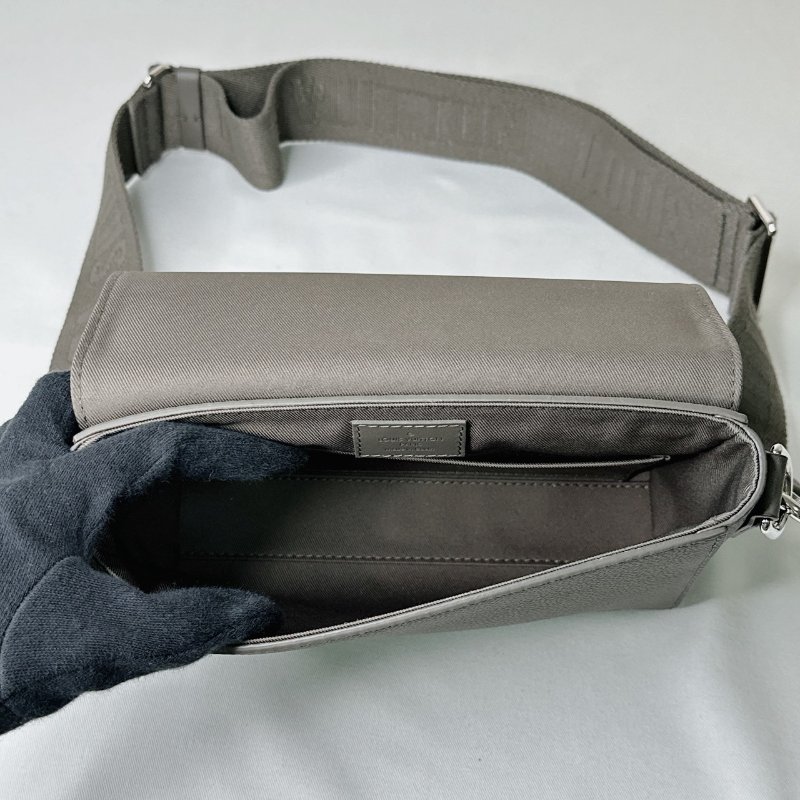 LV Takeoff小款粒面牛皮郵差包-7