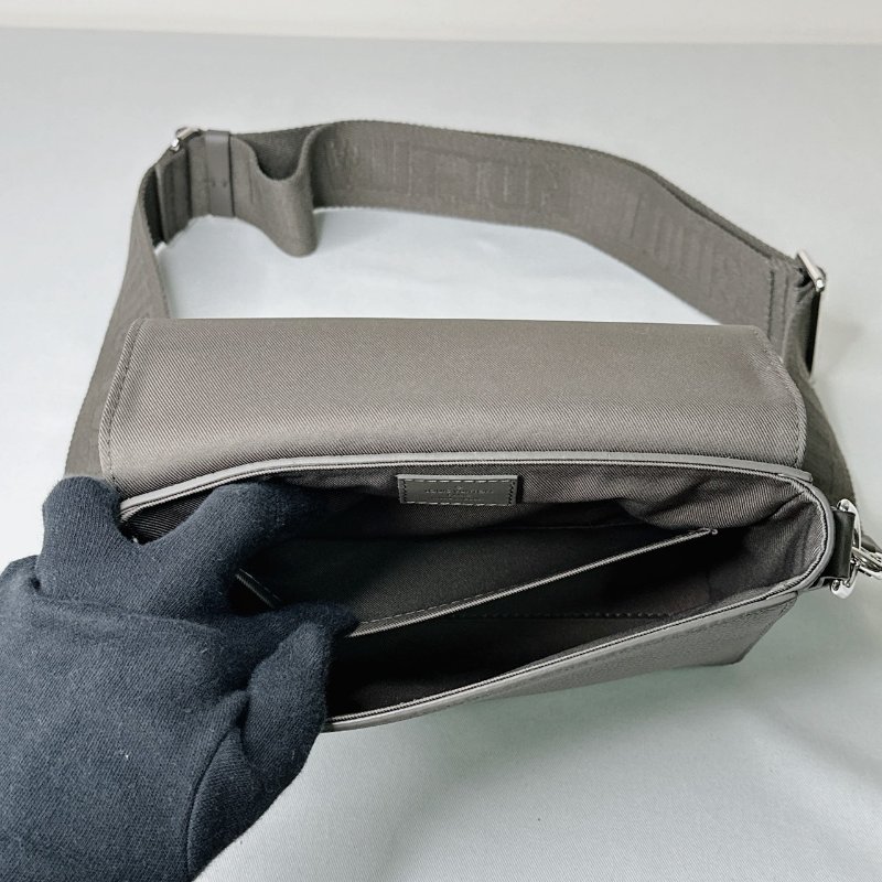 LV Takeoff小款粒面牛皮郵差包-8