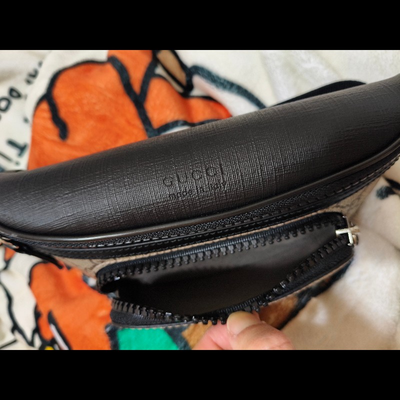 GUCCI 古馳 GUCCI經典LOGO拉鍊印花PVC胸腰包(黑x烏木色)-4