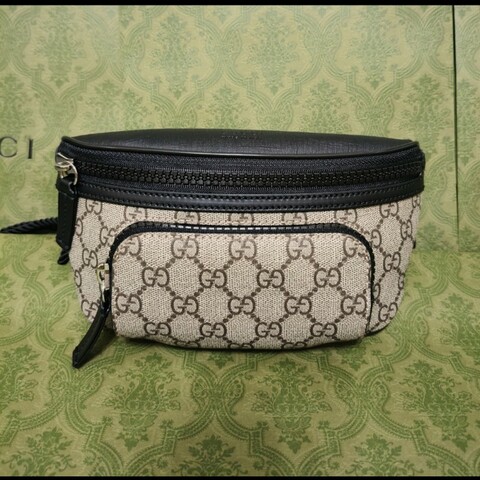 GUCCI 古馳 GUCCI經典LOGO拉鍊印花PVC胸腰包(黑x烏木色)