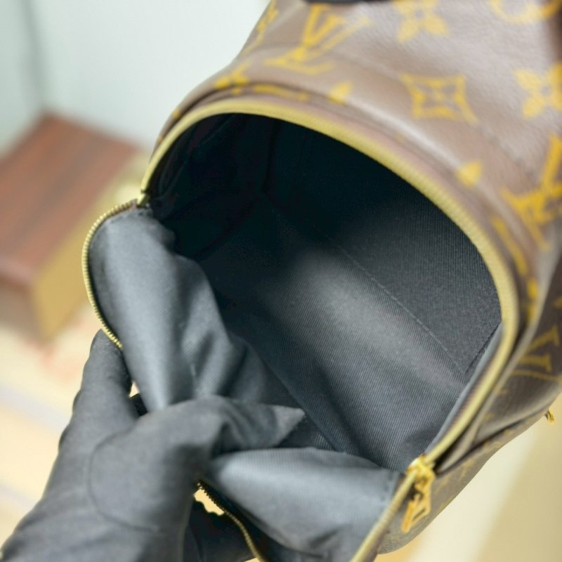 (近全新、送禮等級🤍)🏷LV 路易威登．Mini小書包 新款拉鍊 芯片款 M44873-15