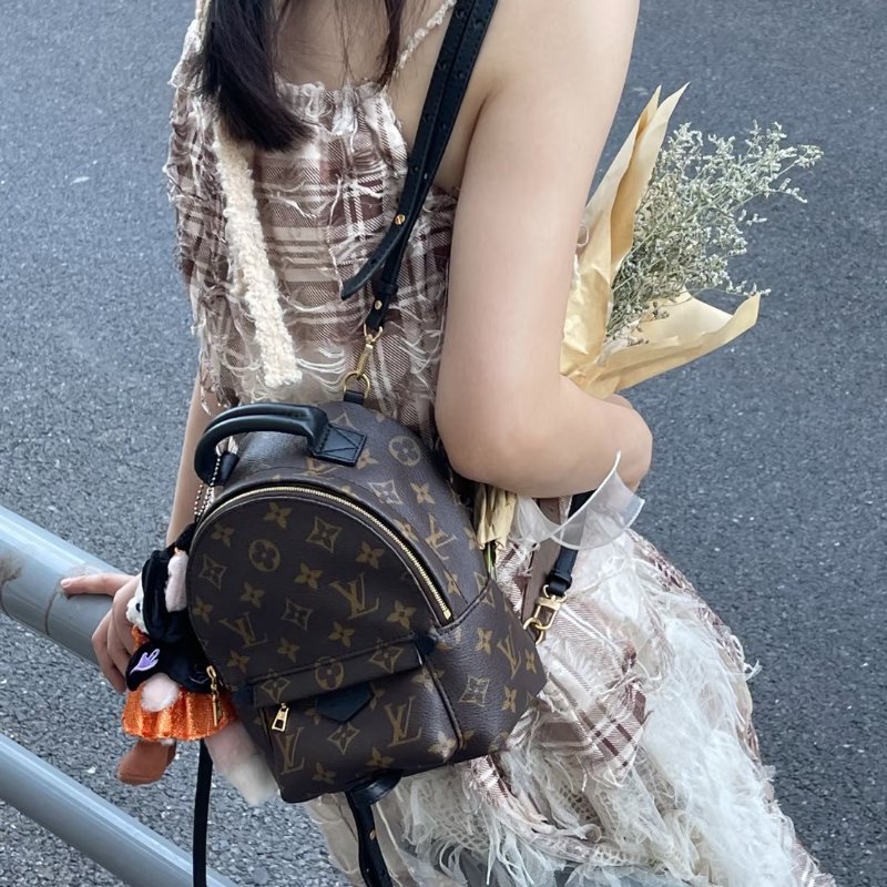 (近全新、送禮等級🤍)🏷LV 路易威登．Mini小書包 新款拉鍊 芯片款 M44873-18