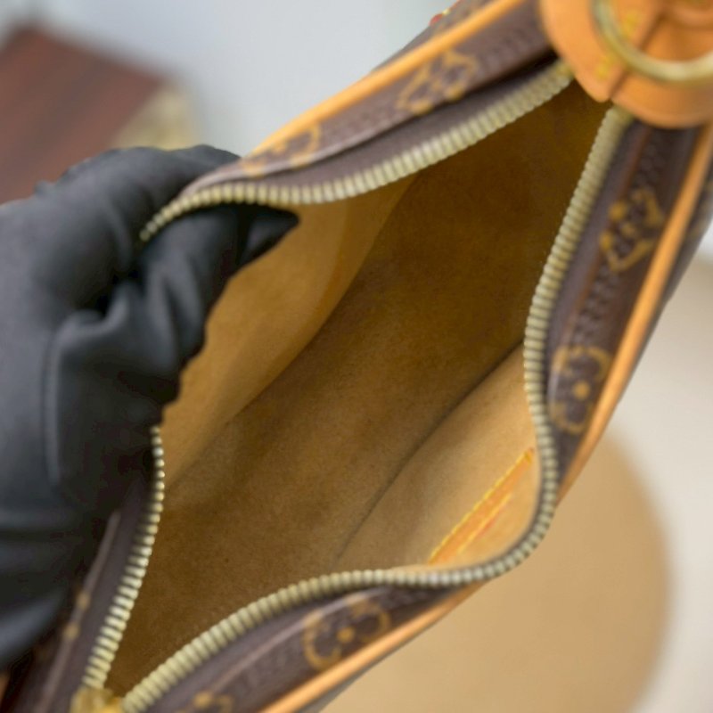 🏷LV 路易威登.Loop 月亮包/碗豆包 芯片款 M81098-17