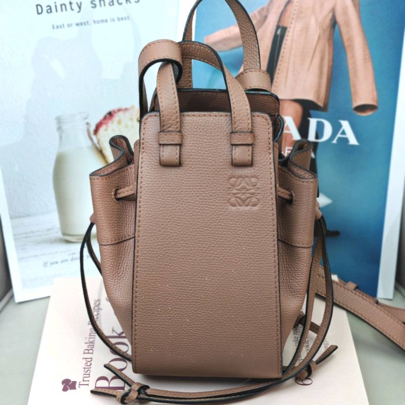 LOEWE Hammock 吊床包 深豆沙色壓紋LOGO 牛皮 mini-0