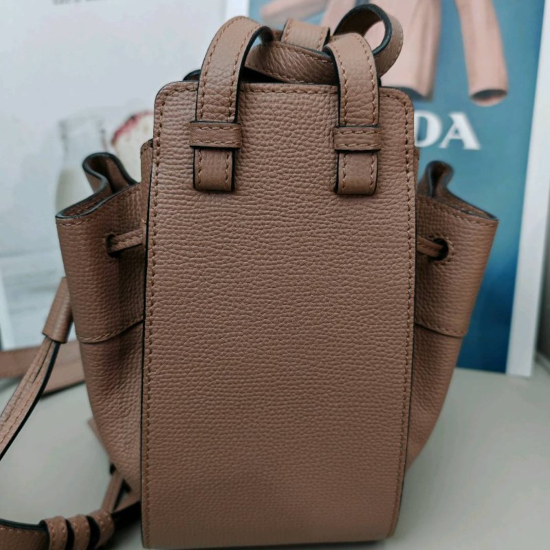 LOEWE Hammock 吊床包 深豆沙色壓紋LOGO 牛皮 mini-1