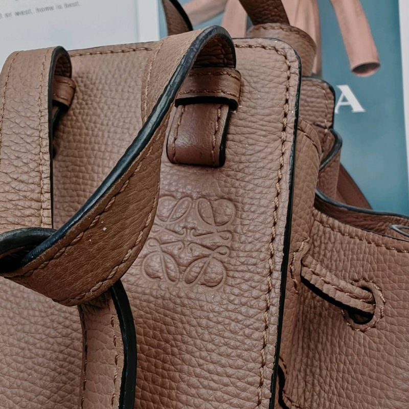 LOEWE Hammock 吊床包 深豆沙色壓紋LOGO 牛皮 mini-3