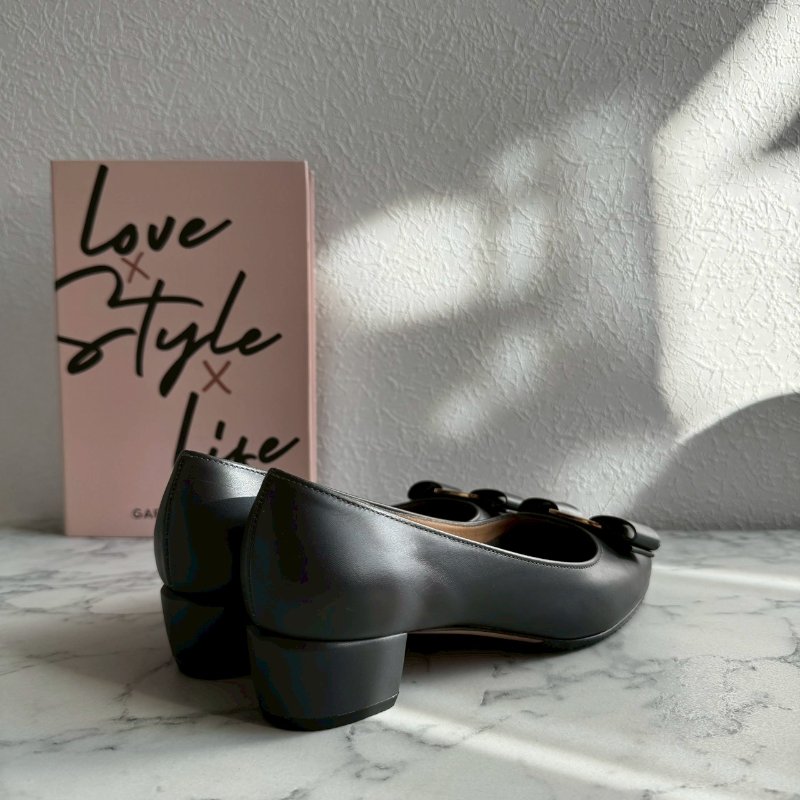 Salvatore Ferragamo 深灰色蝴蝶結平底鞋-1