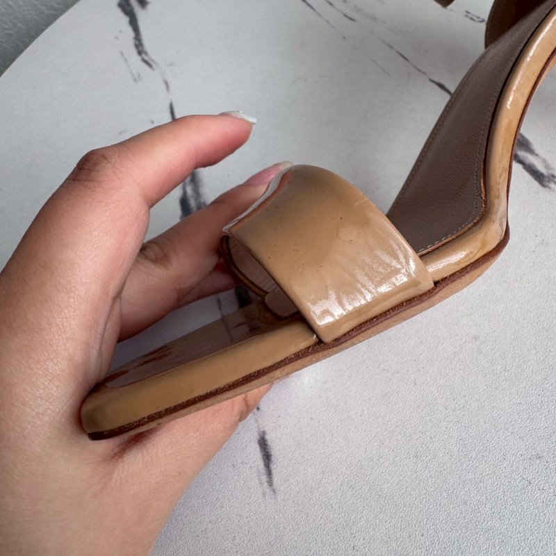 YSL 駝色漆皮細跟涼鞋-3