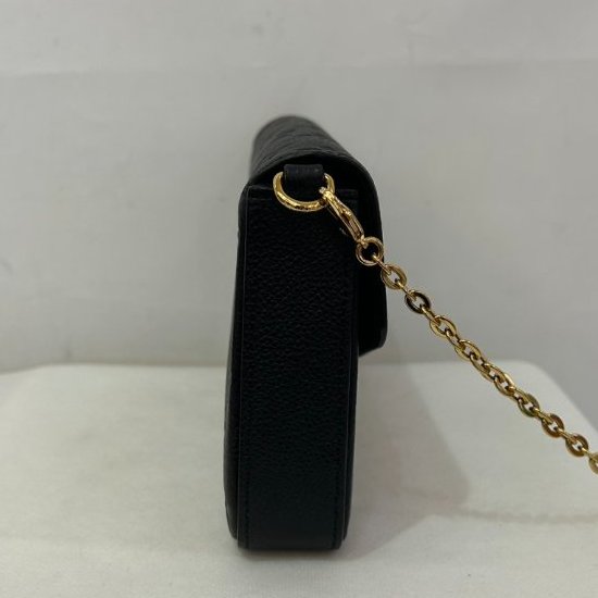 LV黑牛皮壓紋三合一信封鍊包-1