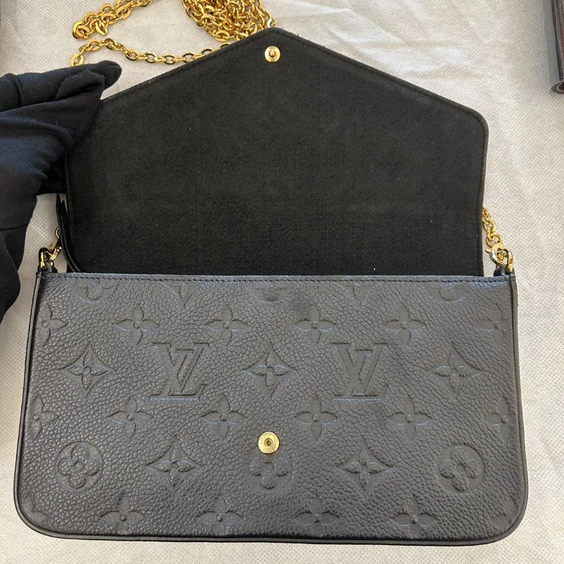 LV黑牛皮壓紋三合一信封鍊包-7