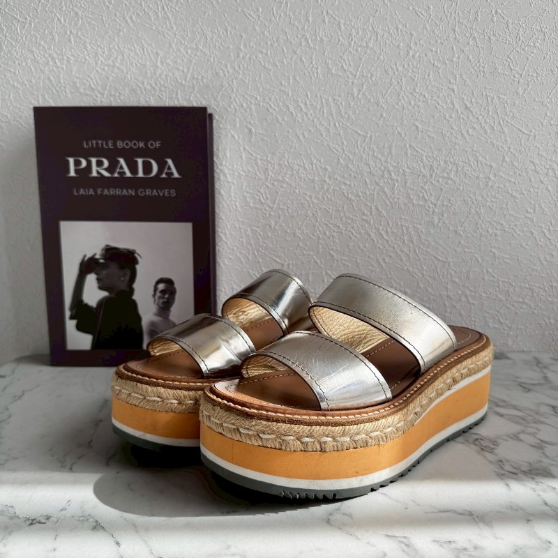 ‼️八成新 全網最低✨Prada 銀色金屬雙帶草編坡跟涼鞋-0
