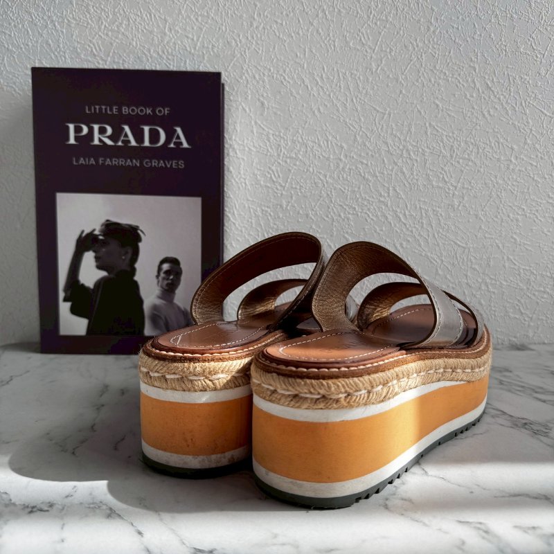 ‼️八成新 全網最低✨Prada 銀色金屬雙帶草編坡跟涼鞋-1