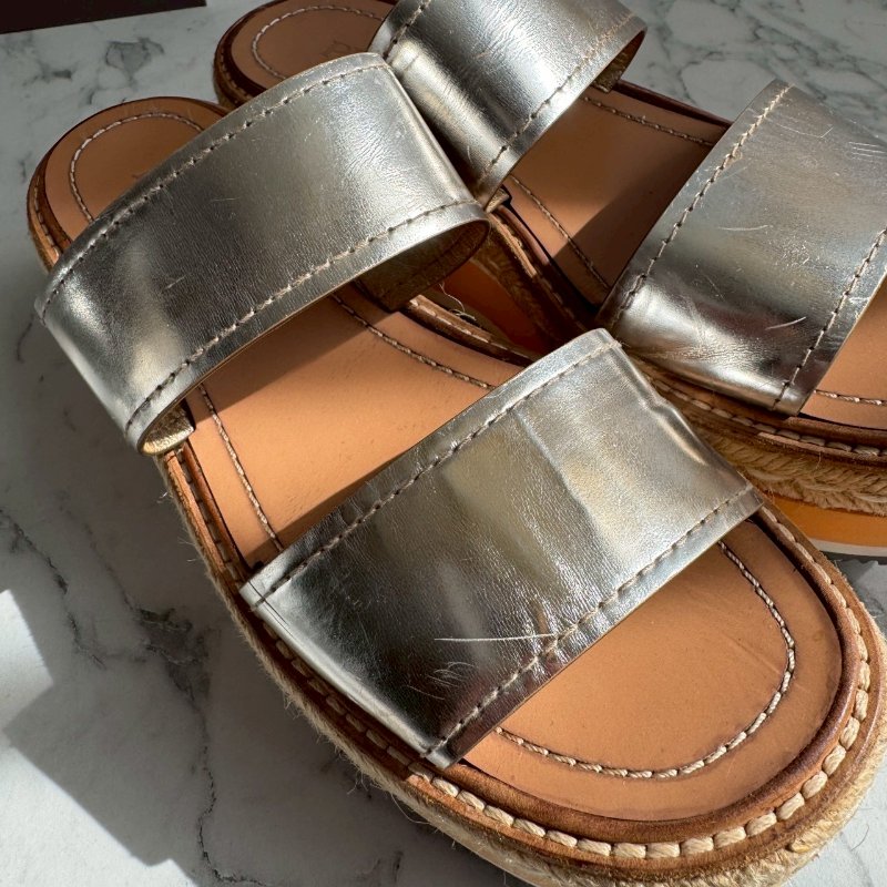 ‼️八成新 全網最低✨Prada 銀色金屬雙帶草編坡跟涼鞋-3