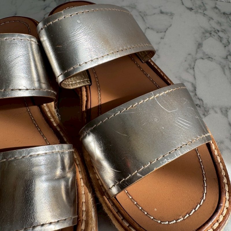 ‼️八成新 全網最低✨Prada 銀色金屬雙帶草編坡跟涼鞋-4