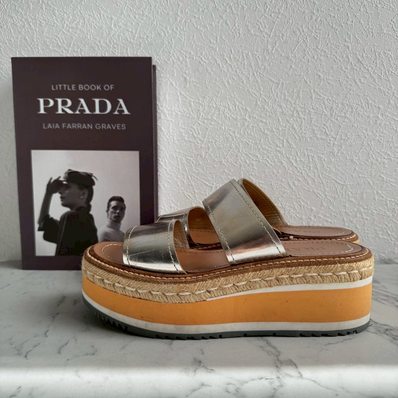 ‼️八成新 全網最低✨Prada 銀色金屬雙帶草編坡跟涼鞋-5