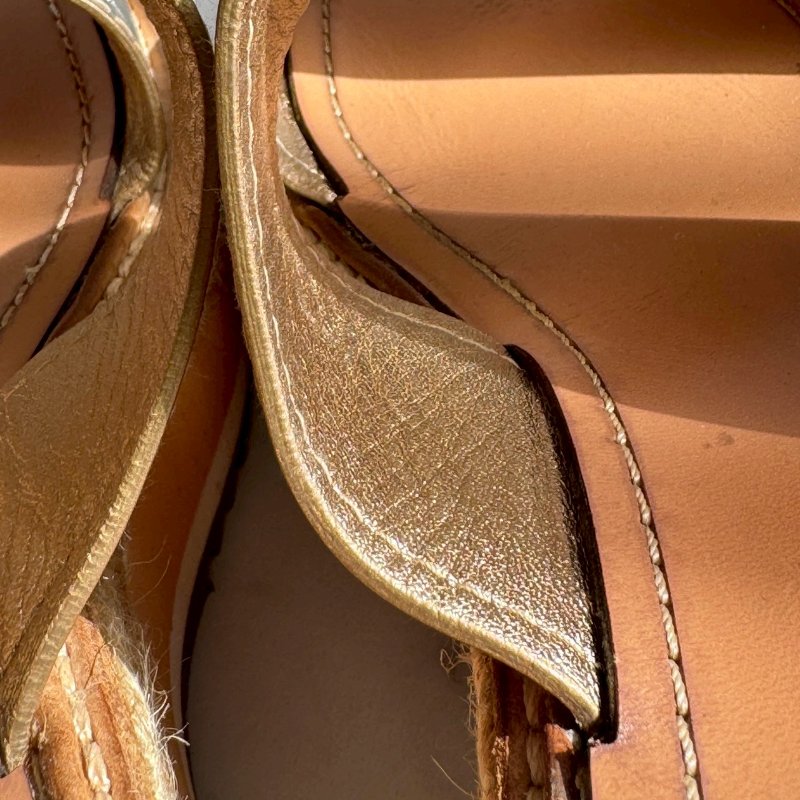 ‼️八成新 全網最低✨Prada 銀色金屬雙帶草編坡跟涼鞋-7