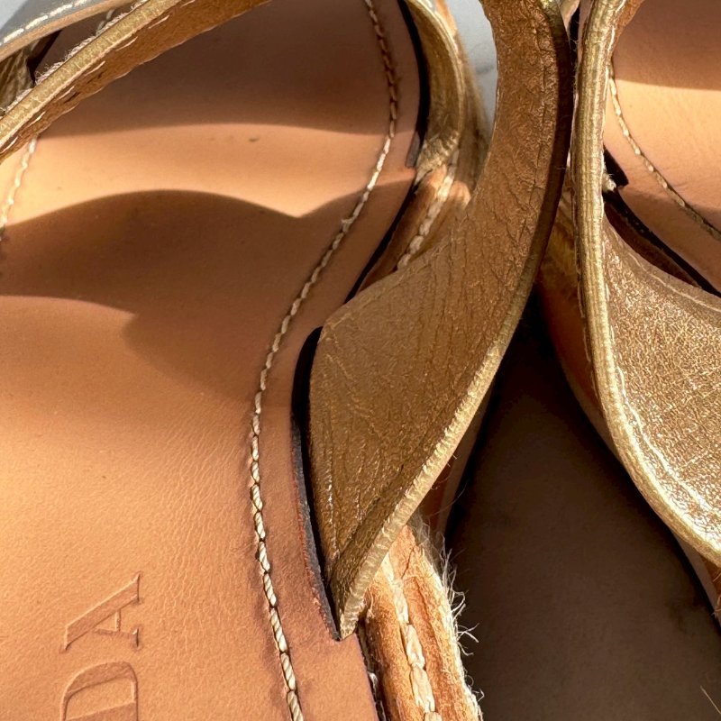 ‼️八成新 全網最低✨Prada 銀色金屬雙帶草編坡跟涼鞋-8