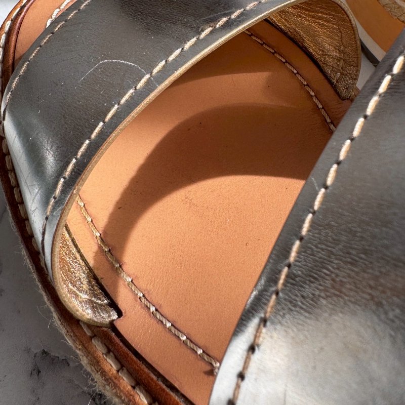 ‼️八成新 全網最低✨Prada 銀色金屬雙帶草編坡跟涼鞋-11