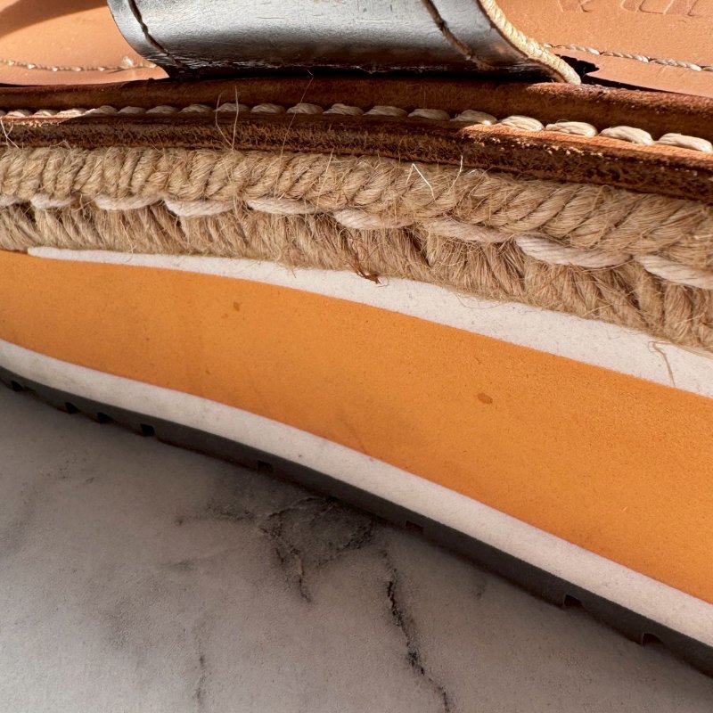 ‼️八成新 全網最低✨Prada 銀色金屬雙帶草編坡跟涼鞋-12