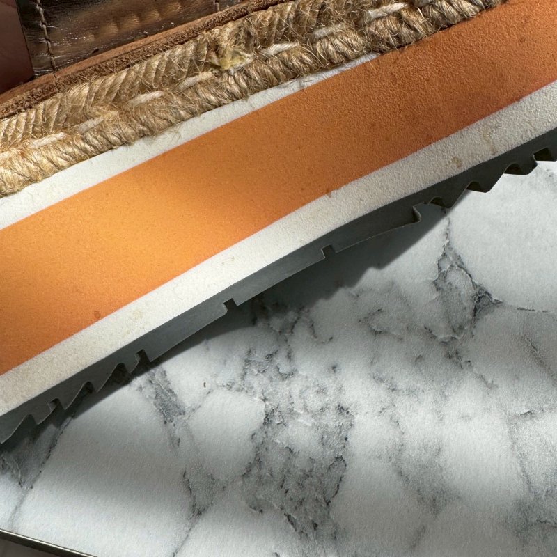 ‼️八成新 全網最低✨Prada 銀色金屬雙帶草編坡跟涼鞋-14