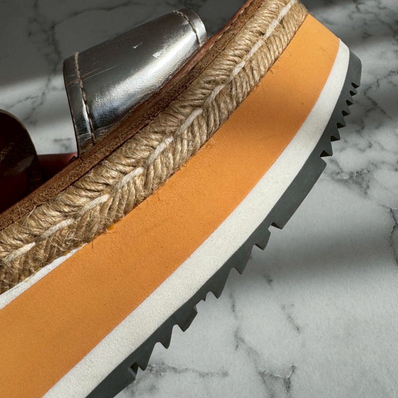 ‼️八成新 全網最低✨Prada 銀色金屬雙帶草編坡跟涼鞋-16