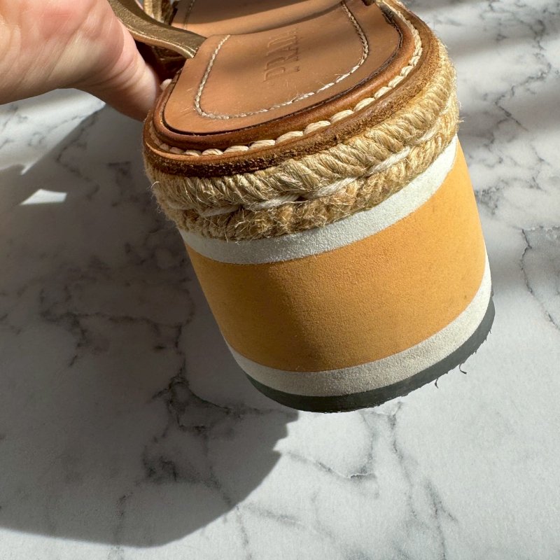 ‼️八成新 全網最低✨Prada 銀色金屬雙帶草編坡跟涼鞋-17