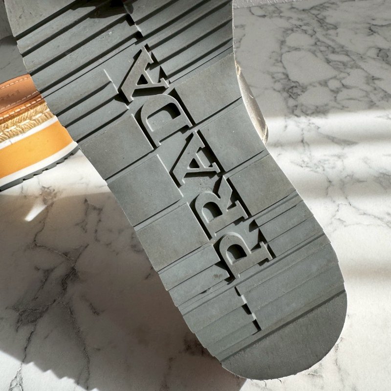 ‼️八成新 全網最低✨Prada 銀色金屬雙帶草編坡跟涼鞋-20